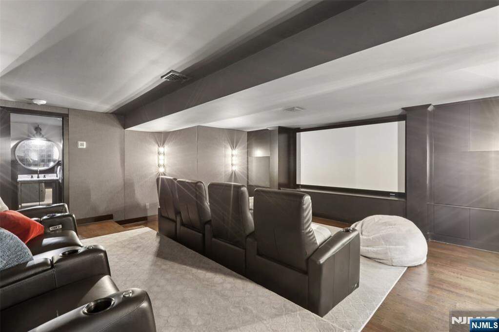 6 Bedroom Single Family Home/House's Image 35