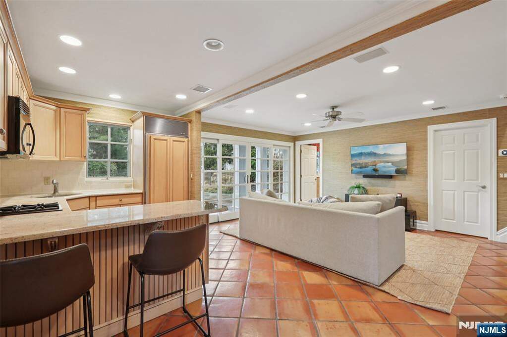 6 Bedroom Single Family Home/House's Image 37