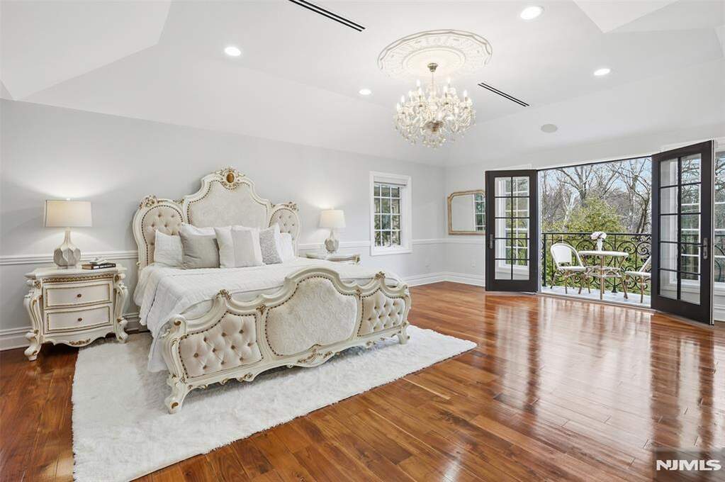 5 Bedroom Single Family Home/House's Image 14