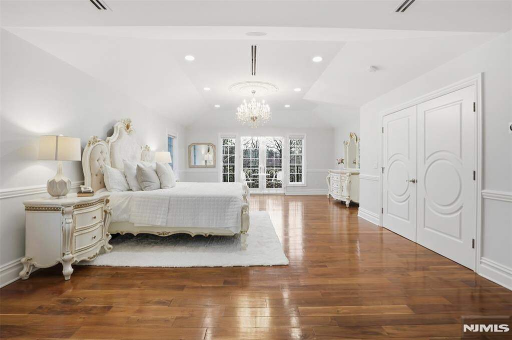 5 Bedroom Single Family Home/House's Image 15