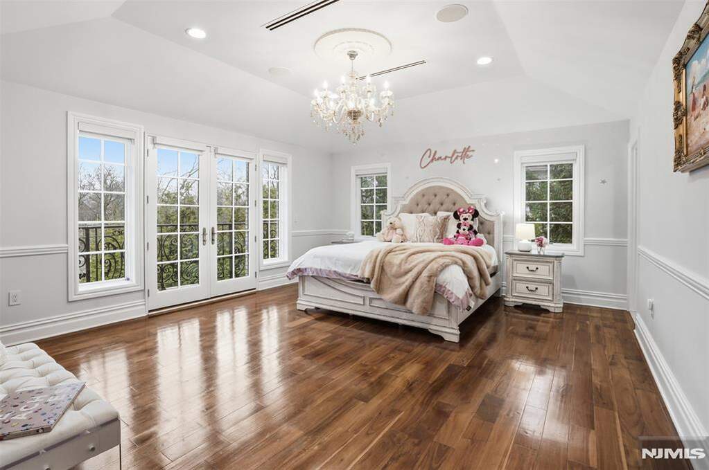 5 Bedroom Single Family Home/House's Image 19