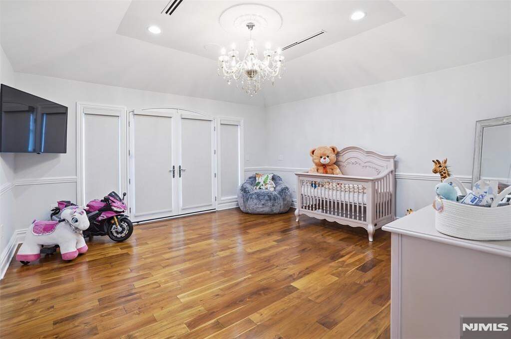 5 Bedroom Single Family Home/House's Image 24