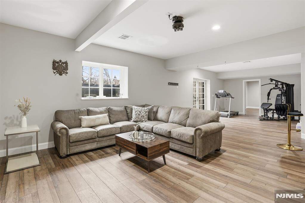 5 Bedroom Single Family Home/House's Image 27