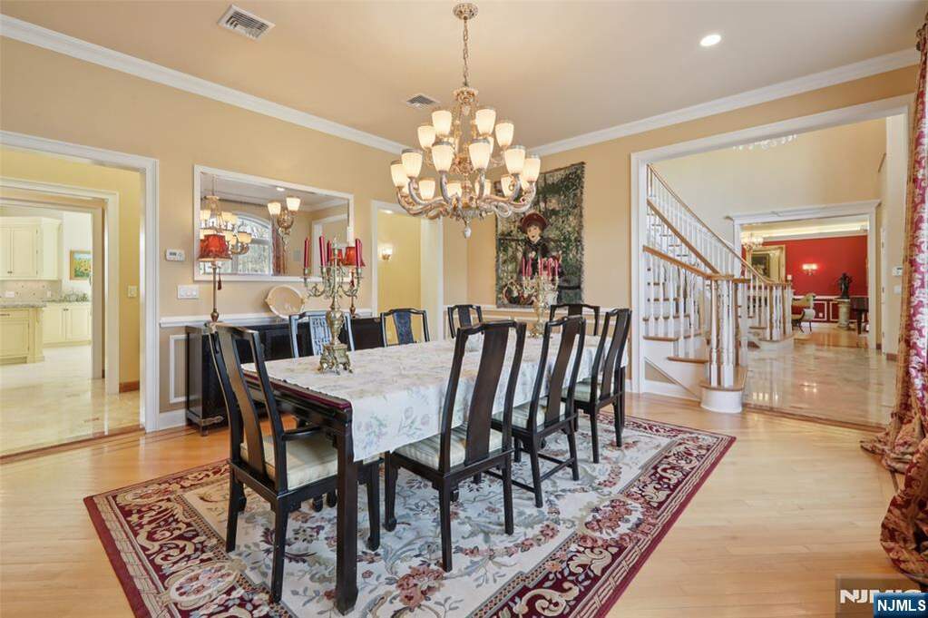 6 Bedroom Single Family Home/House's Image 14