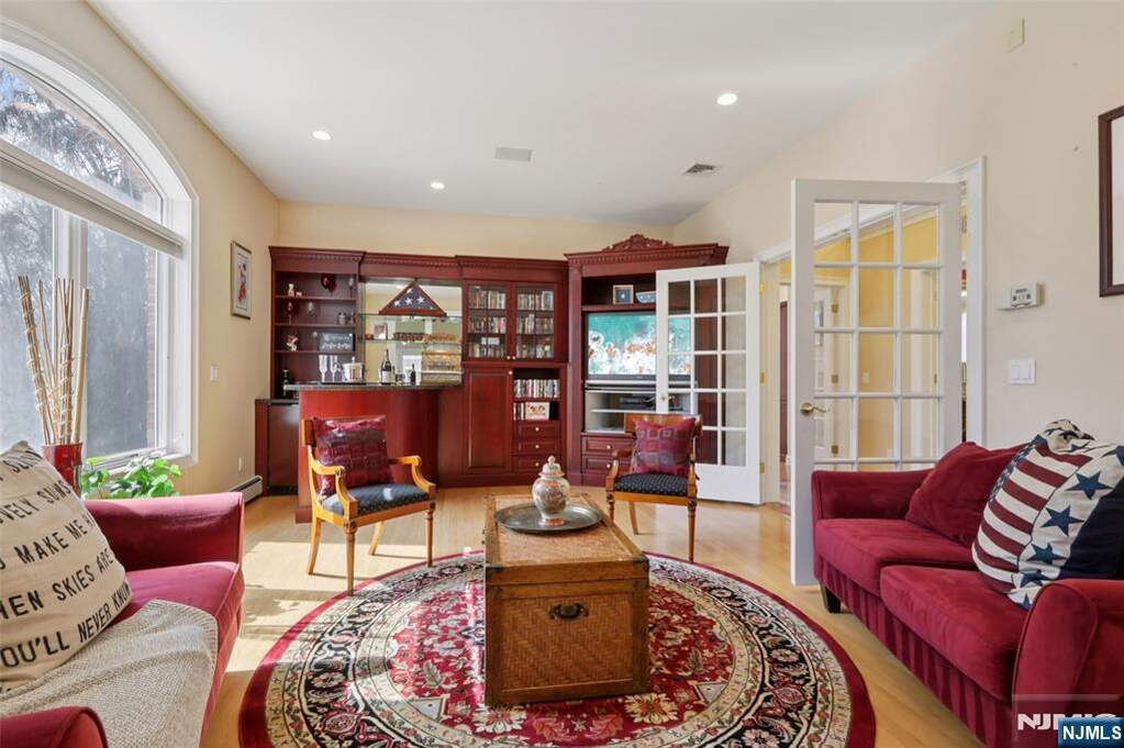 6 Bedroom Single Family Home/House's Image 22