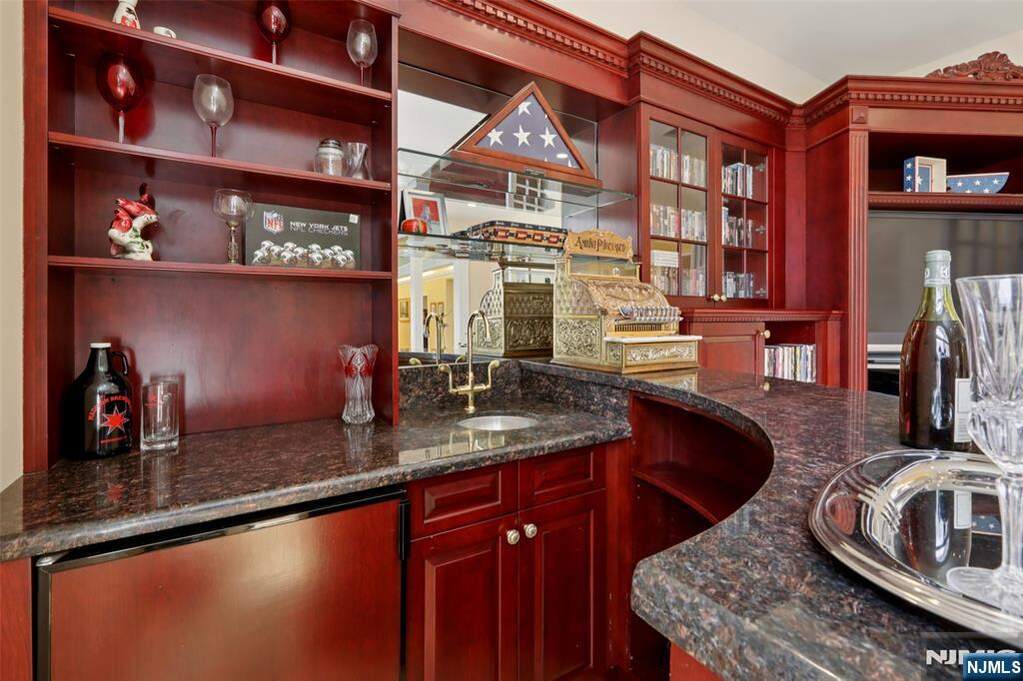 6 Bedroom Single Family Home/House's Image 23