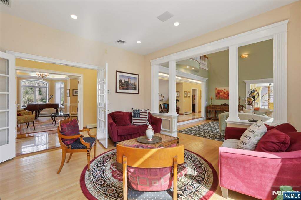 6 Bedroom Single Family Home/House's Image 24