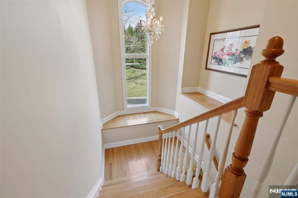 6 Bedroom Single Family Home/House's Image 26