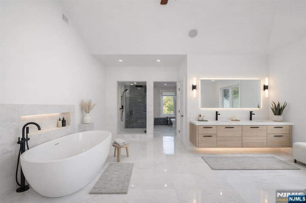 6 Bedroom Single Family Home/House's Image 33