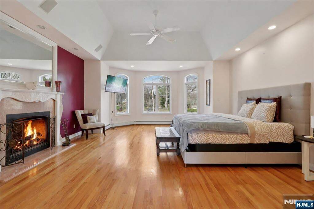 6 Bedroom Single Family Home/House's Image 35