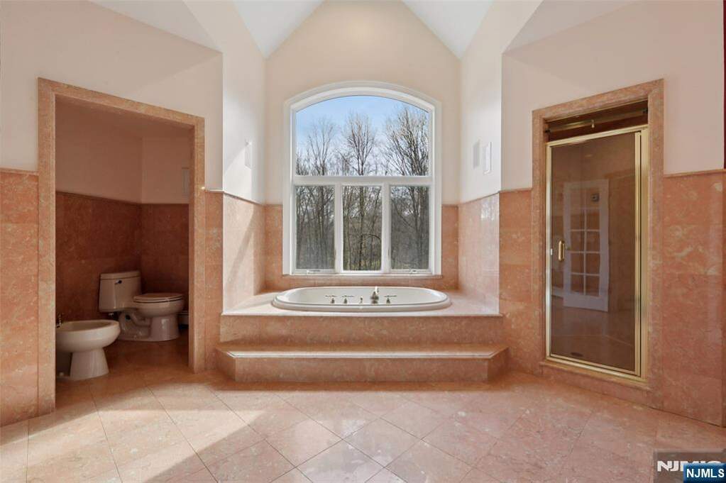 6 Bedroom Single Family Home/House's Image 37