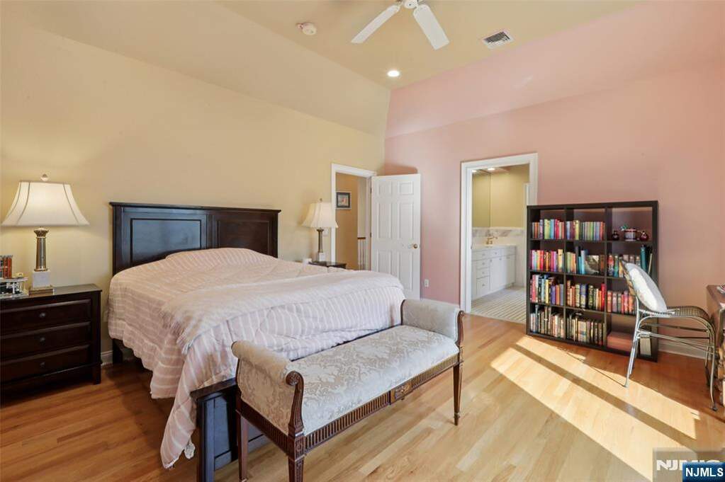 6 Bedroom Single Family Home/House's Image 38