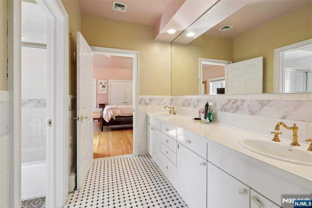 6 Bedroom Single Family Home/House's Image 39