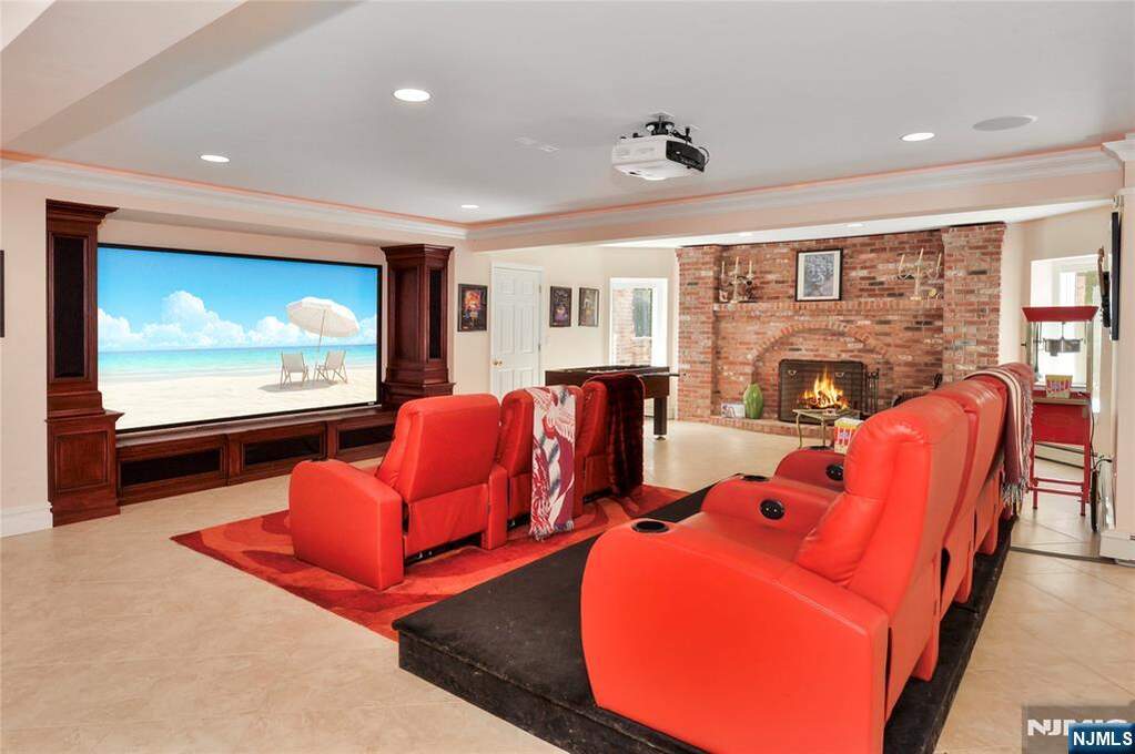 6 Bedroom Single Family Home/House's Image 42