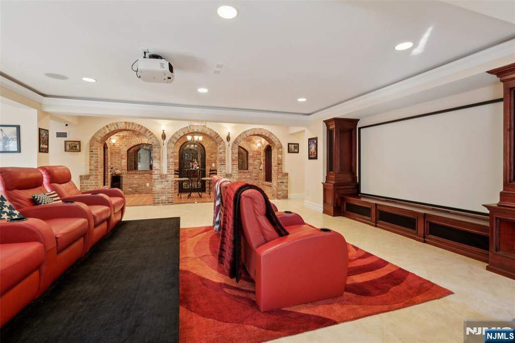 6 Bedroom Single Family Home/House's Image 43