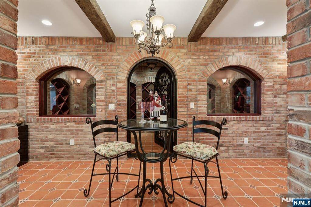 6 Bedroom Single Family Home/House's Image 44