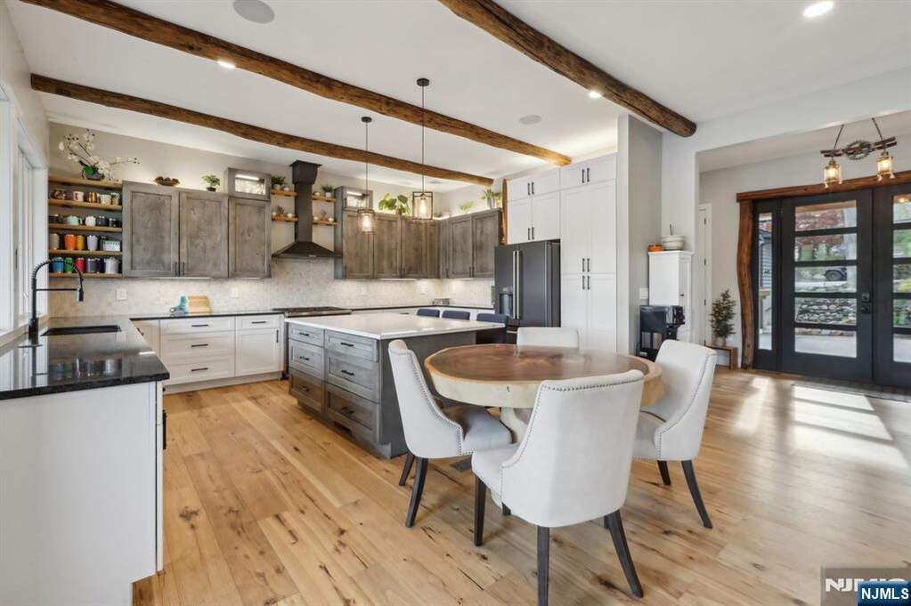 5 Bedroom Single Family Home/House's Image 11