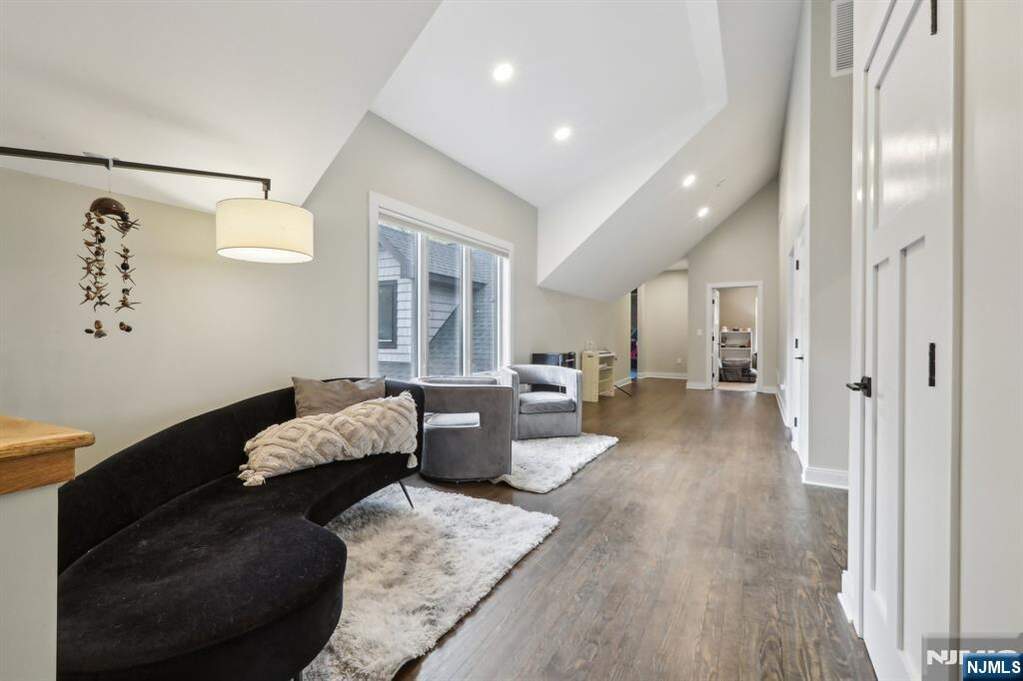 5 Bedroom Single Family Home/House's Image 18