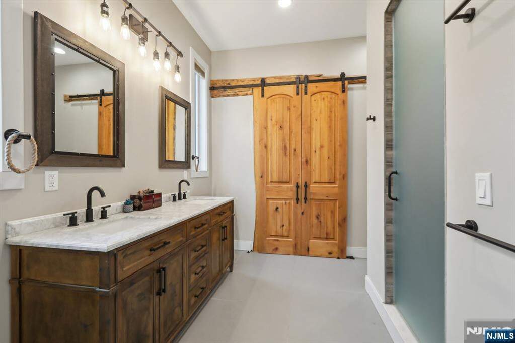 5 Bedroom Single Family Home/House's Image 27