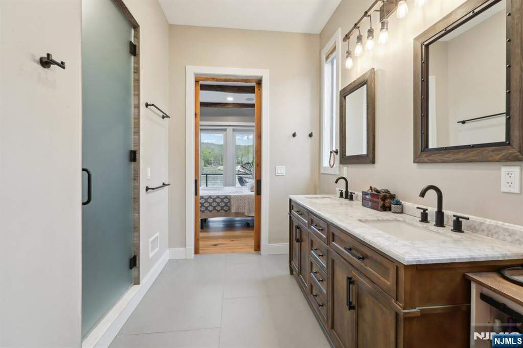 5 Bedroom Single Family Home/House's Image 28