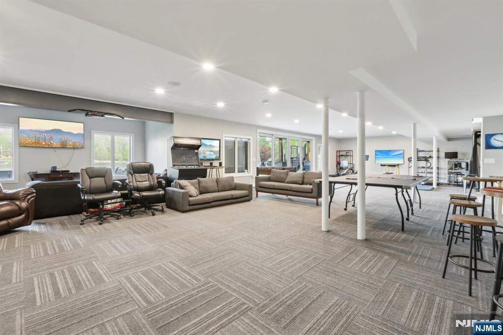 5 Bedroom Single Family Home/House's Image 33