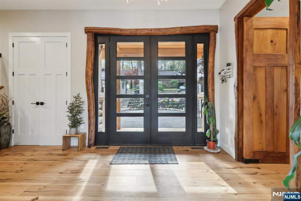 5 Bedroom Single Family Home/House's Image 3