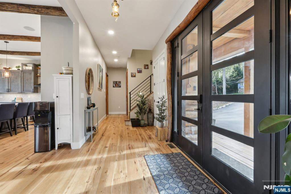 5 Bedroom Single Family Home/House's Image 4