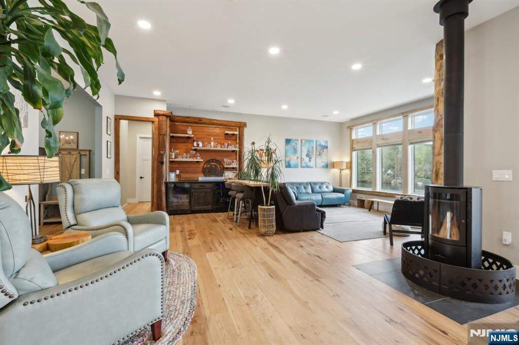 5 Bedroom Single Family Home/House's Image 5