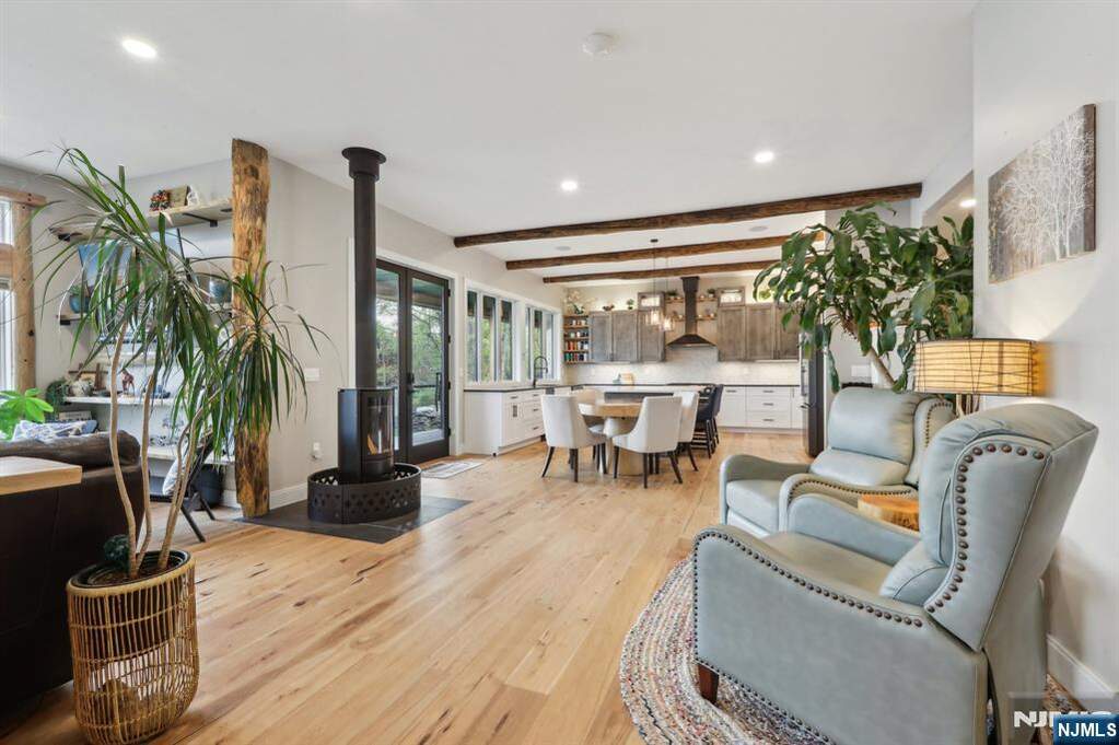 5 Bedroom Single Family Home/House's Image 6