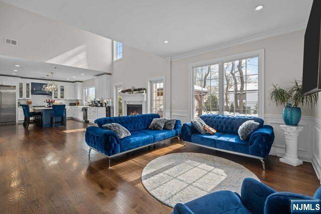 6 Bedroom Single Family Home/House's Image 14
