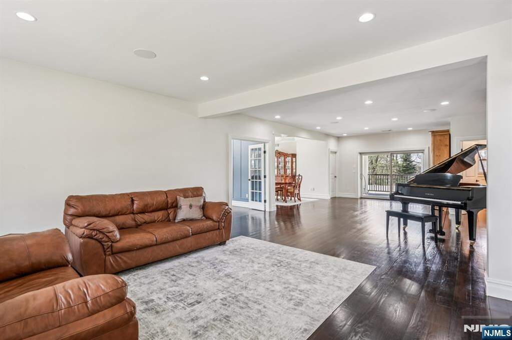 5 Bedroom Single Family Home/House's Image 13