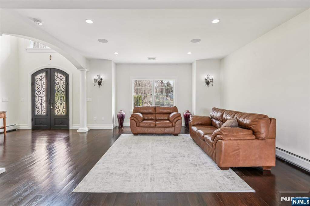 5 Bedroom Single Family Home/House's Image 14