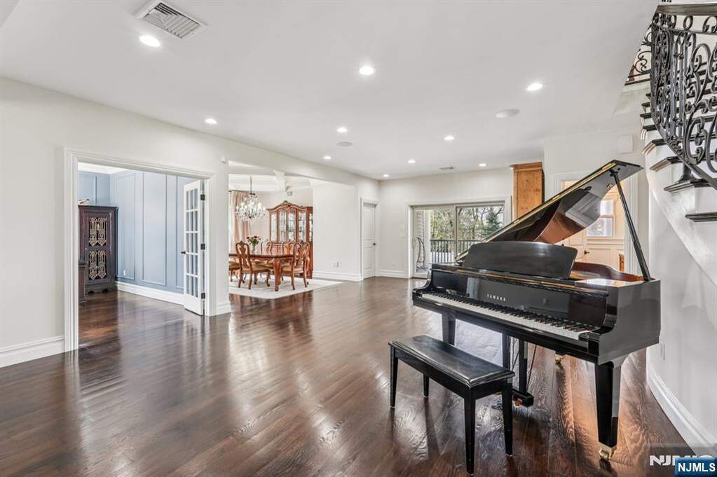 5 Bedroom Single Family Home/House's Image 15