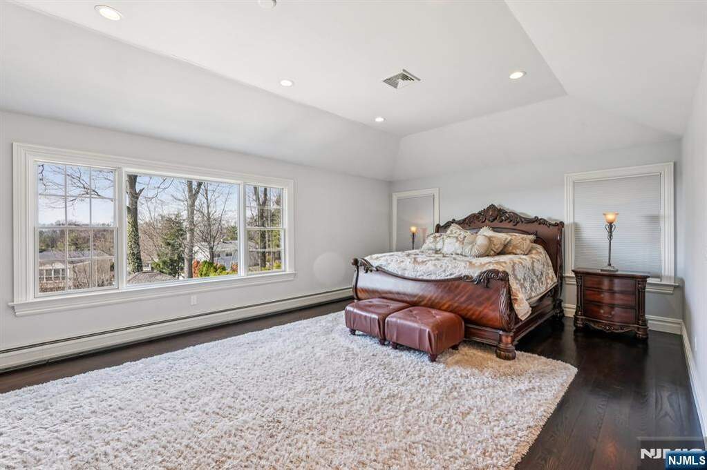 5 Bedroom Single Family Home/House's Image 21