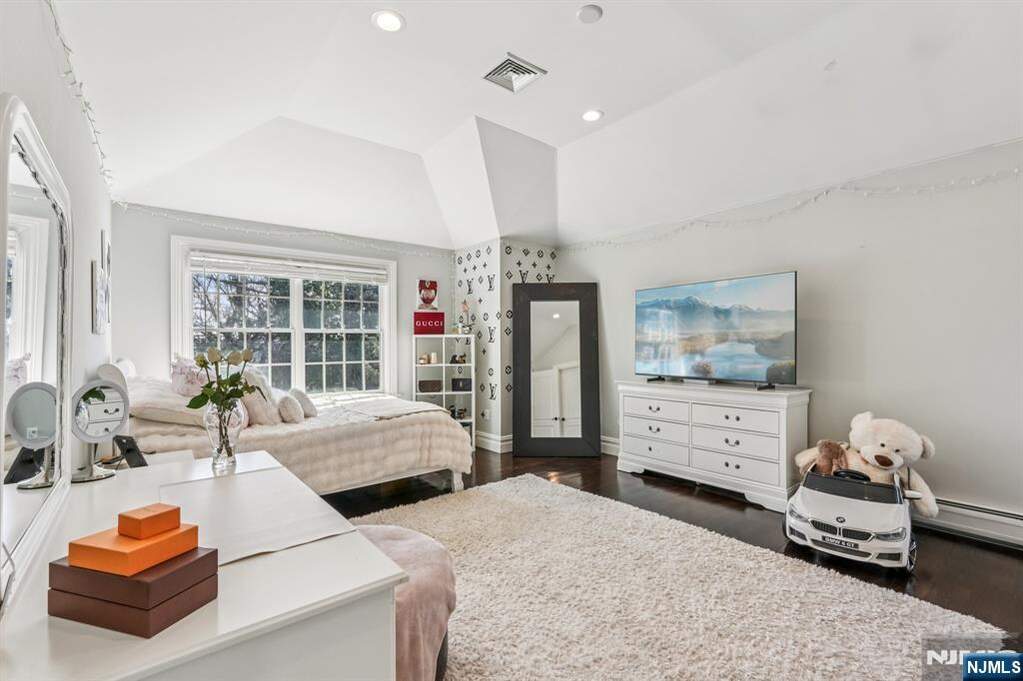 5 Bedroom Single Family Home/House's Image 26