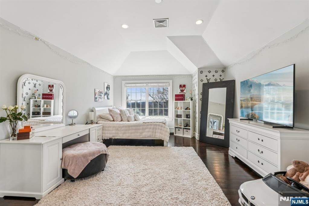 5 Bedroom Single Family Home/House's Image 27