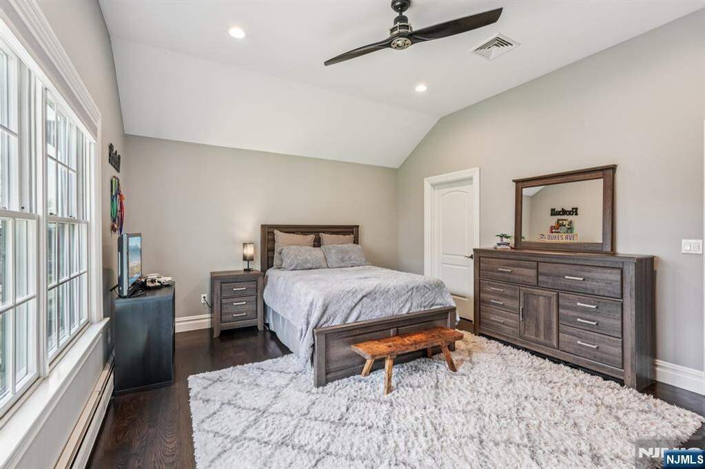 5 Bedroom Single Family Home/House's Image 28