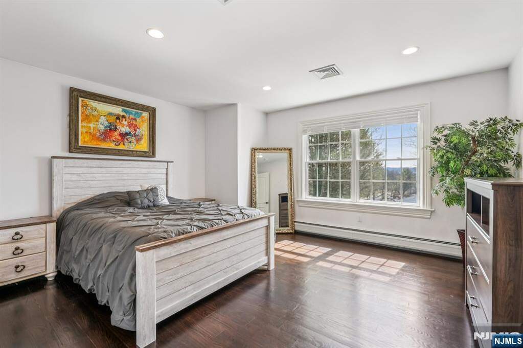 5 Bedroom Single Family Home/House's Image 29