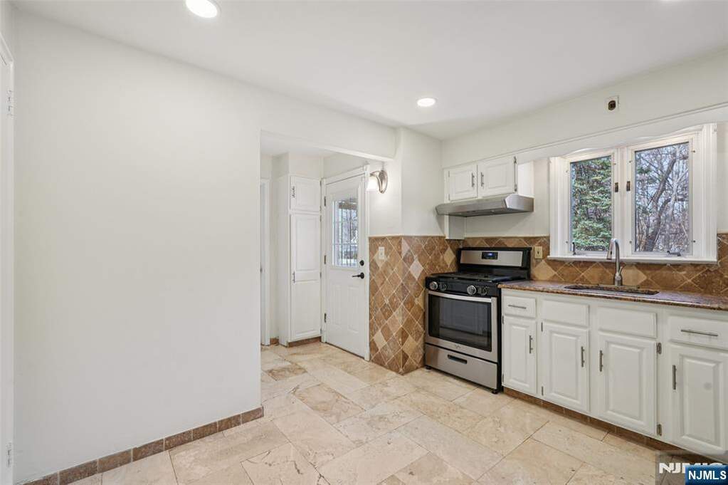 3 Bedroom Single Family Home/House's Image 7