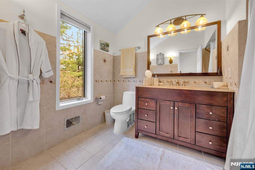5 Bedroom Single Family Home/House's Image 14