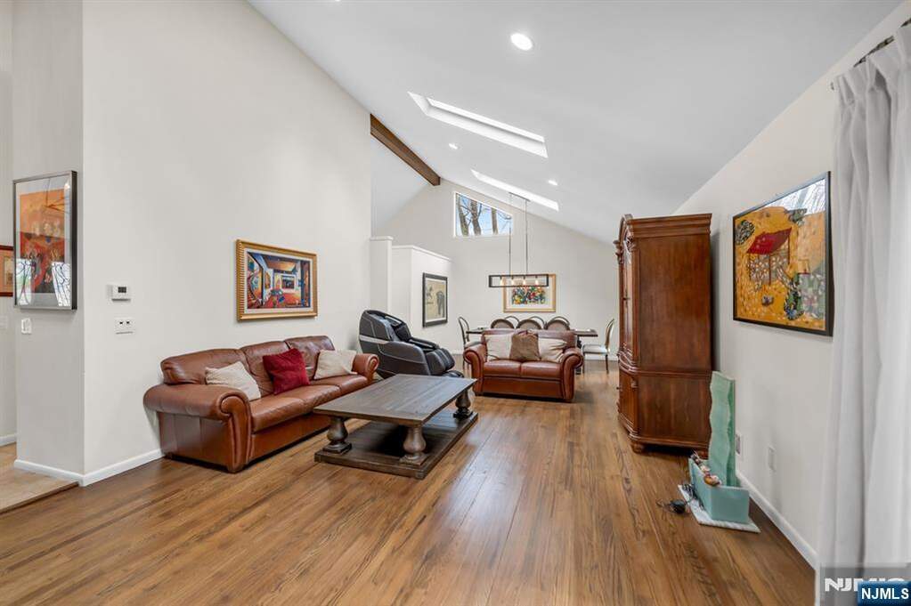 5 Bedroom Single Family Home/House's Image 3