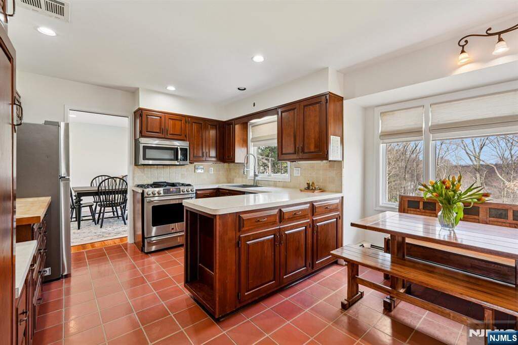 3 Bedroom Single Family Home/House's Image 8