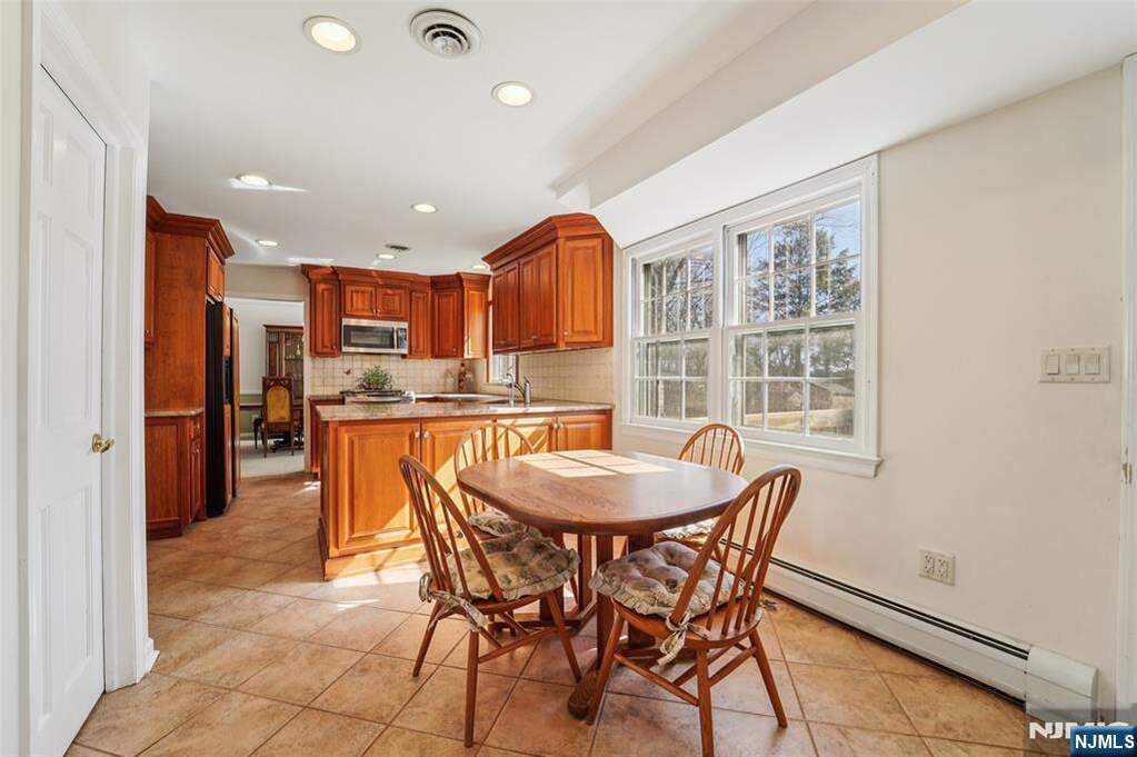 4 Bedroom Single Family Home/House's Image 4