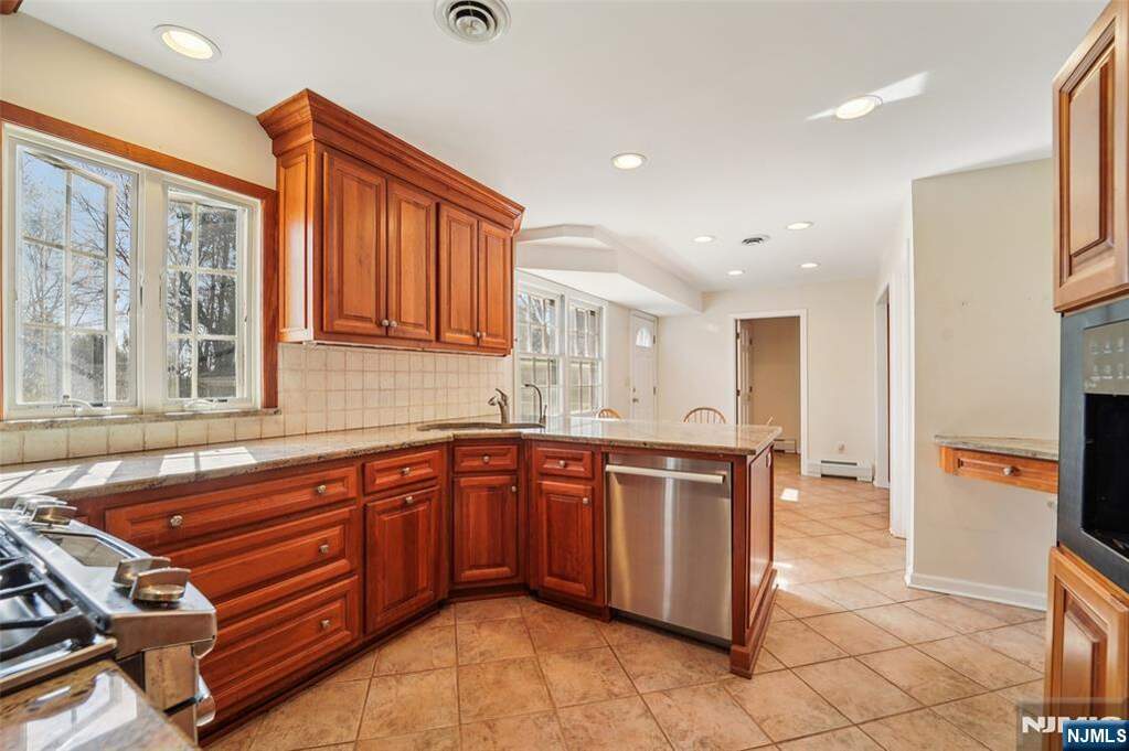 4 Bedroom Single Family Home/House's Image 6