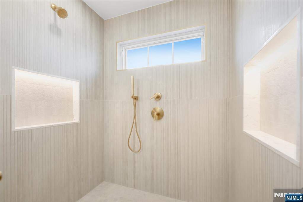 4 Bedroom Single Family Home/House's Image 18