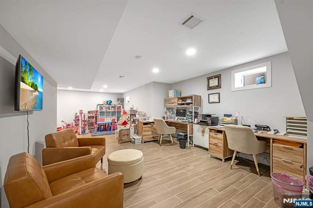 4 Bedroom Single Family Home/House's Image 34
