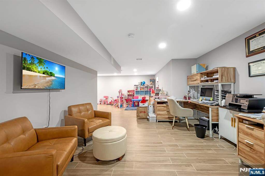 4 Bedroom Single Family Home/House's Image 35