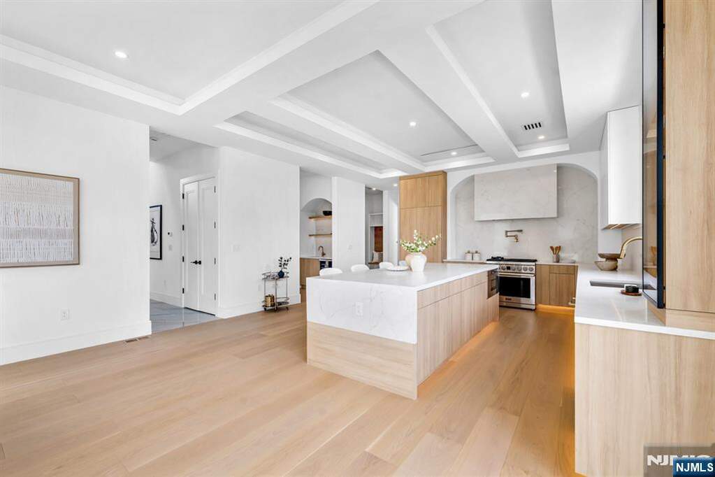 6 Bedroom Single Family Home/House's Image 13