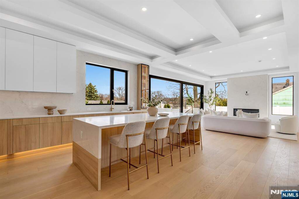 6 Bedroom Single Family Home/House's Image 15