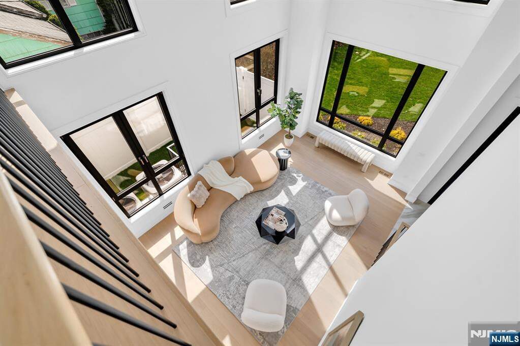 6 Bedroom Single Family Home/House's Image 22
